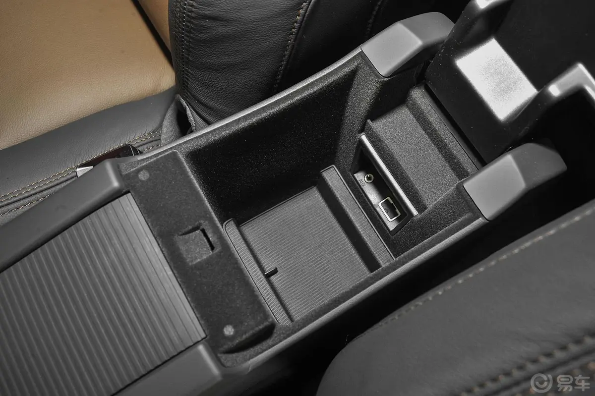 沃尔沃XC60T5 AWD 智远版前排中央扶手箱空间