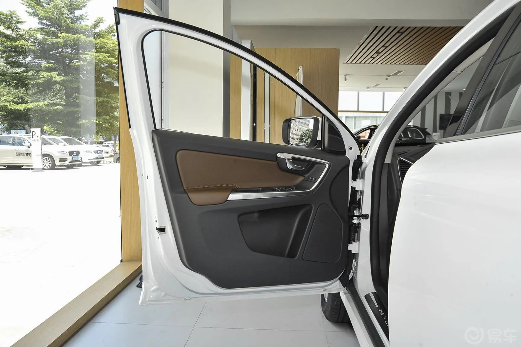 沃尔沃XC60T5 AWD 智远版驾驶员侧车门内门板