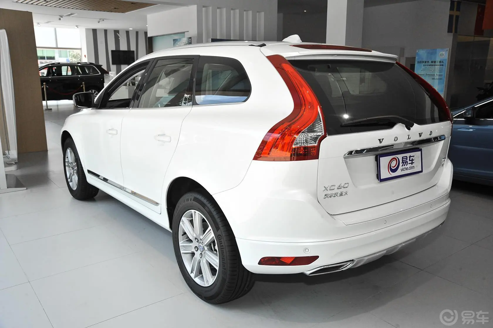 沃尔沃XC60T5 AWD 智远版侧后45度车头向左水平