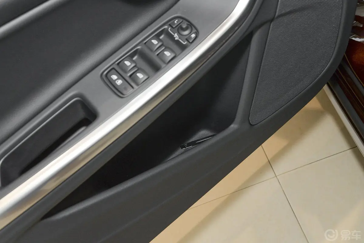 沃尔沃V60Cross Country 2.5T T6 AWD驾驶员门储物盒
