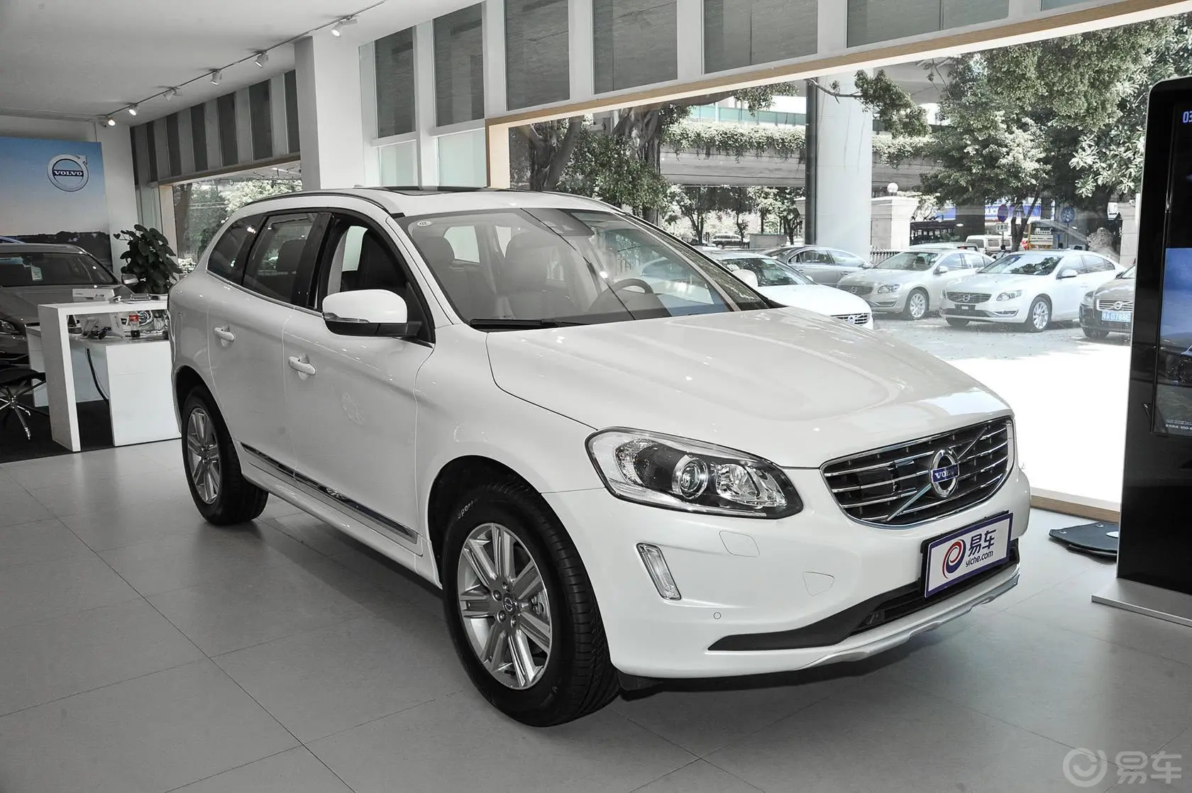 沃尔沃XC60T5 AWD 智远版侧前45度车头向右水平