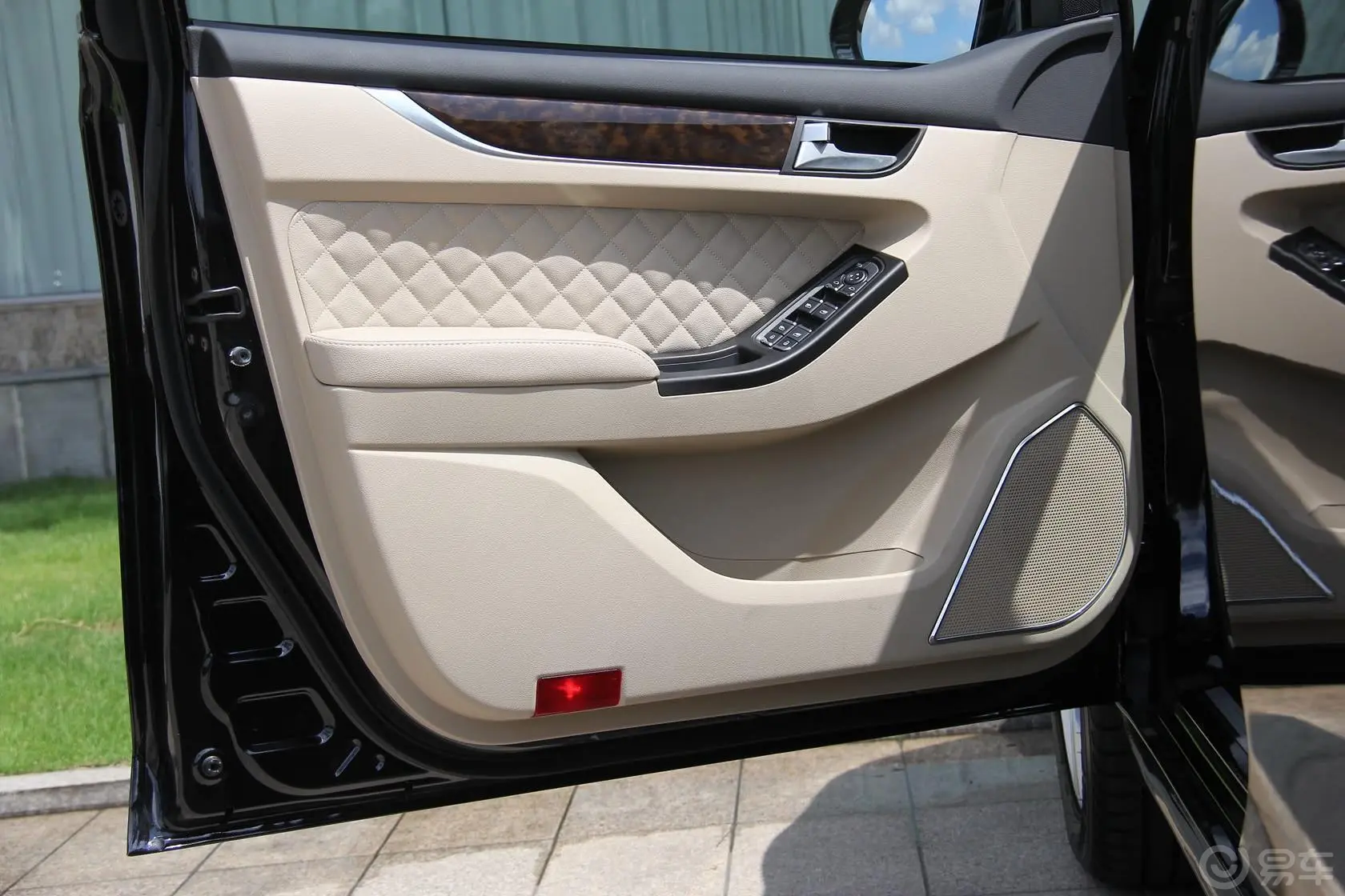 众泰Z5001.5T CVT 豪华型驾驶员侧车门内门板