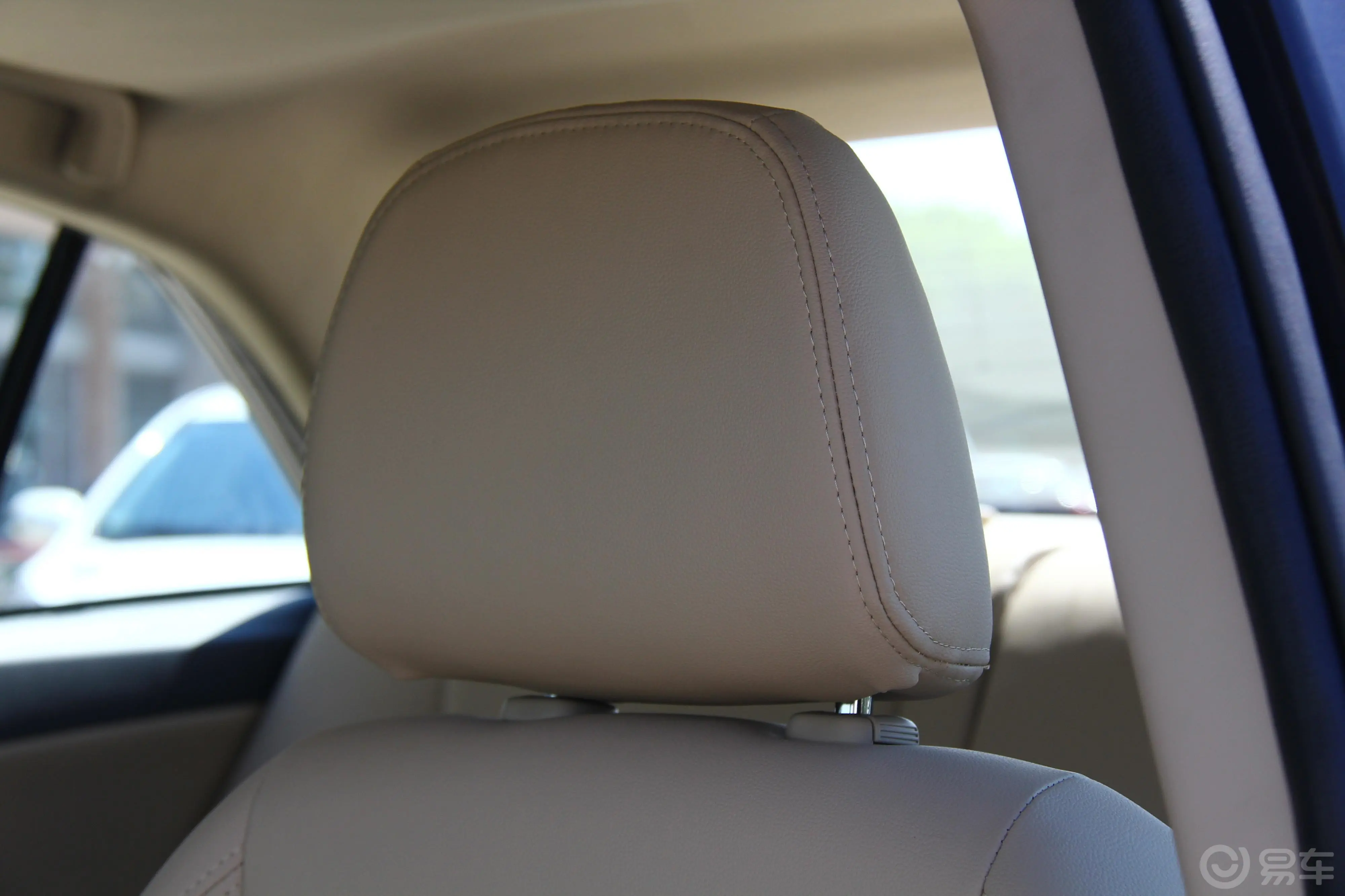 众泰Z3001.5L 手动 尊贵版驾驶员头枕