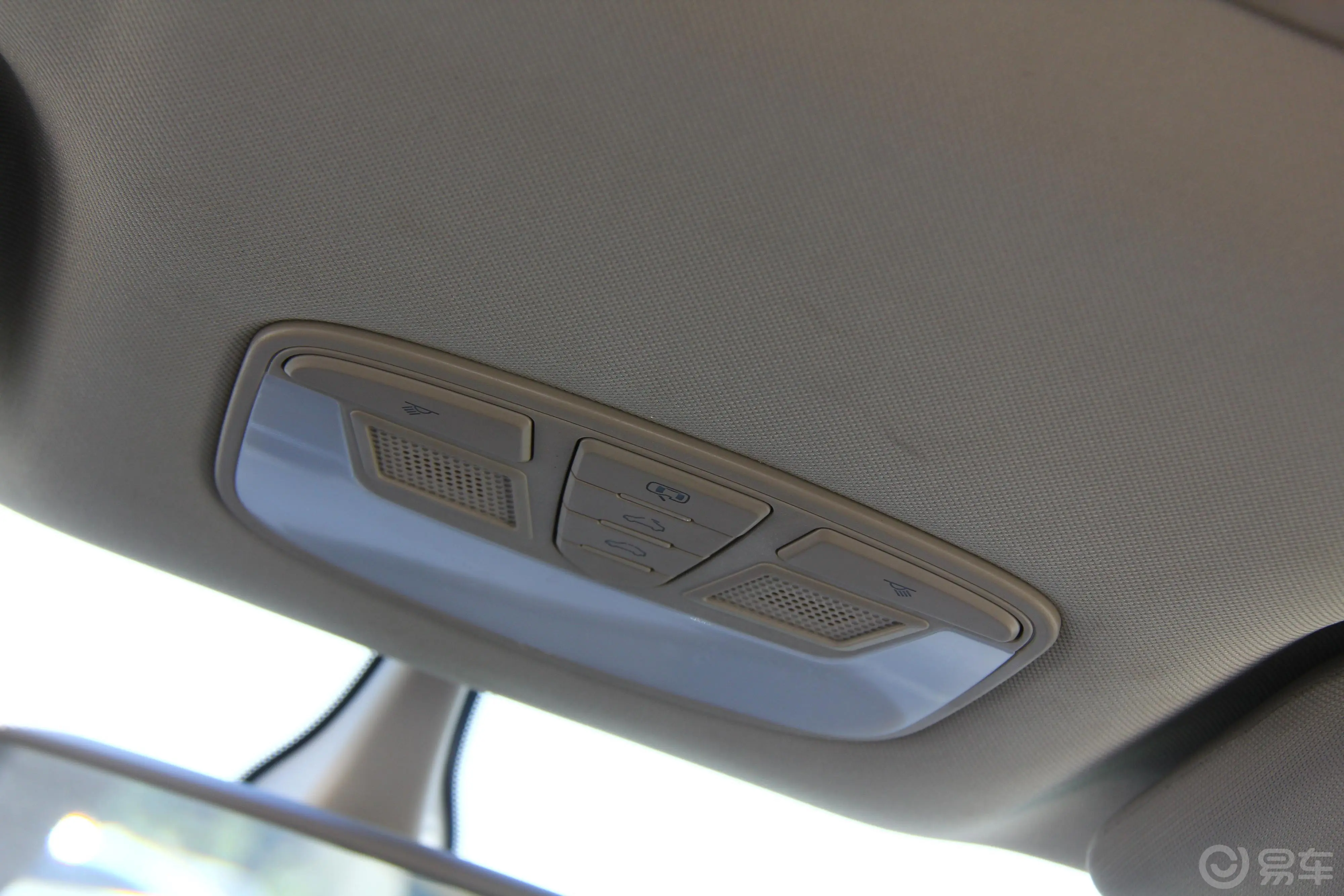 众泰Z3001.5L 手动 尊贵版前排车顶中央控制区
