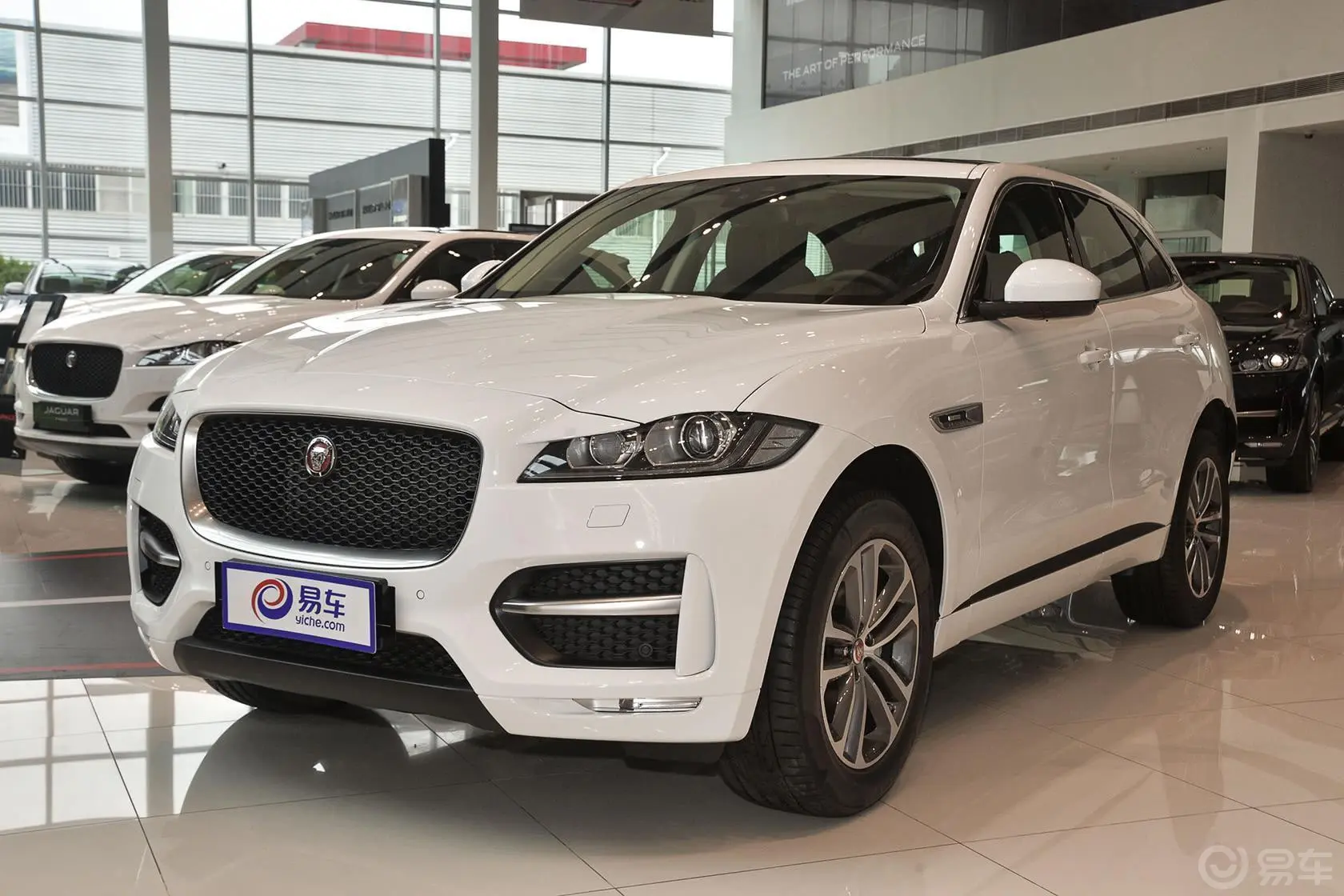 捷豹F-PACE2.0T R-SPORT运动版侧前45度车头向左水平