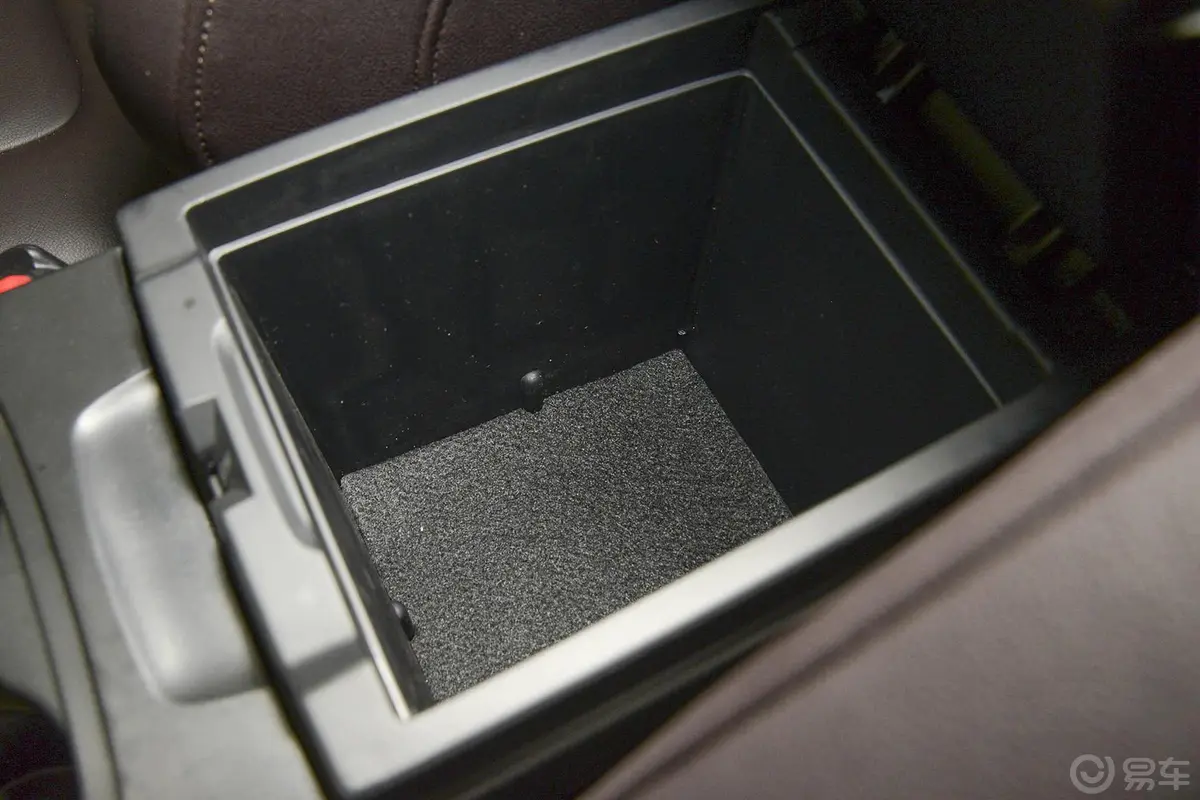 奔腾X802.0L 自动 豪华型前排中央扶手箱空间