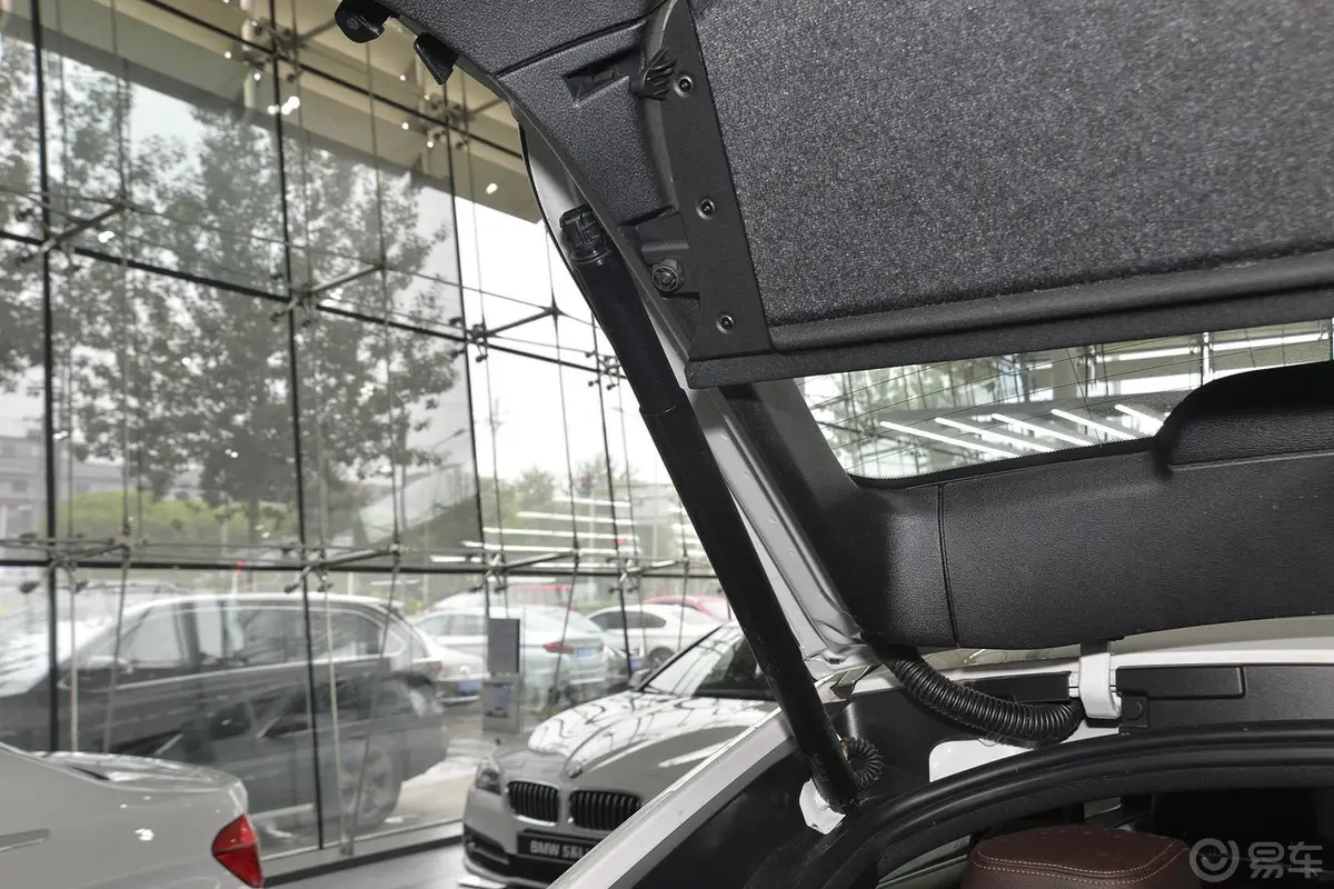 宝马X4xDrive28i M运动版行李厢支撑杆