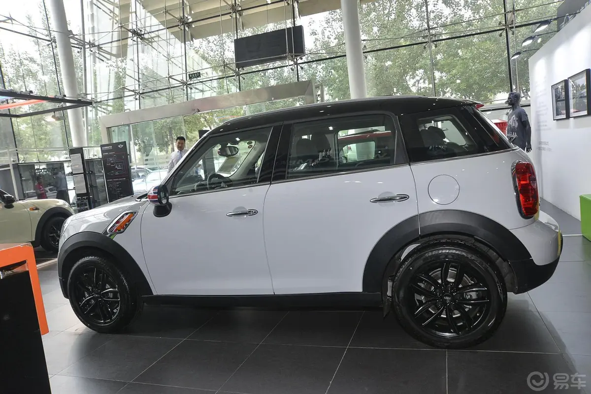 MINI COUNTRYMAN1.6L COOPER Fun正侧车头向左水平