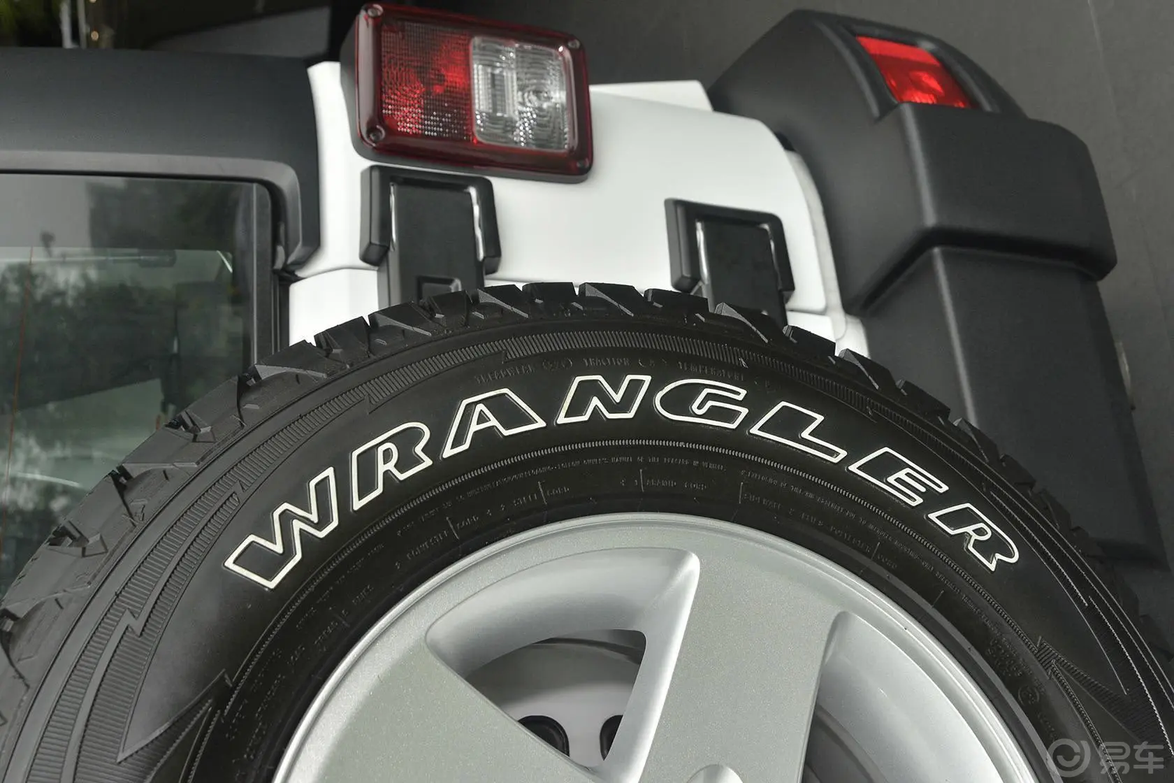 牧马人2.8TD 自动 四门舒享版Sahara 柴油备胎品牌