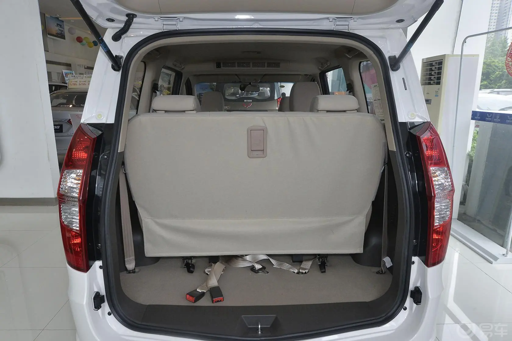 五菱宏光S1.5LS 手动 舒适型 L2B行李箱空间