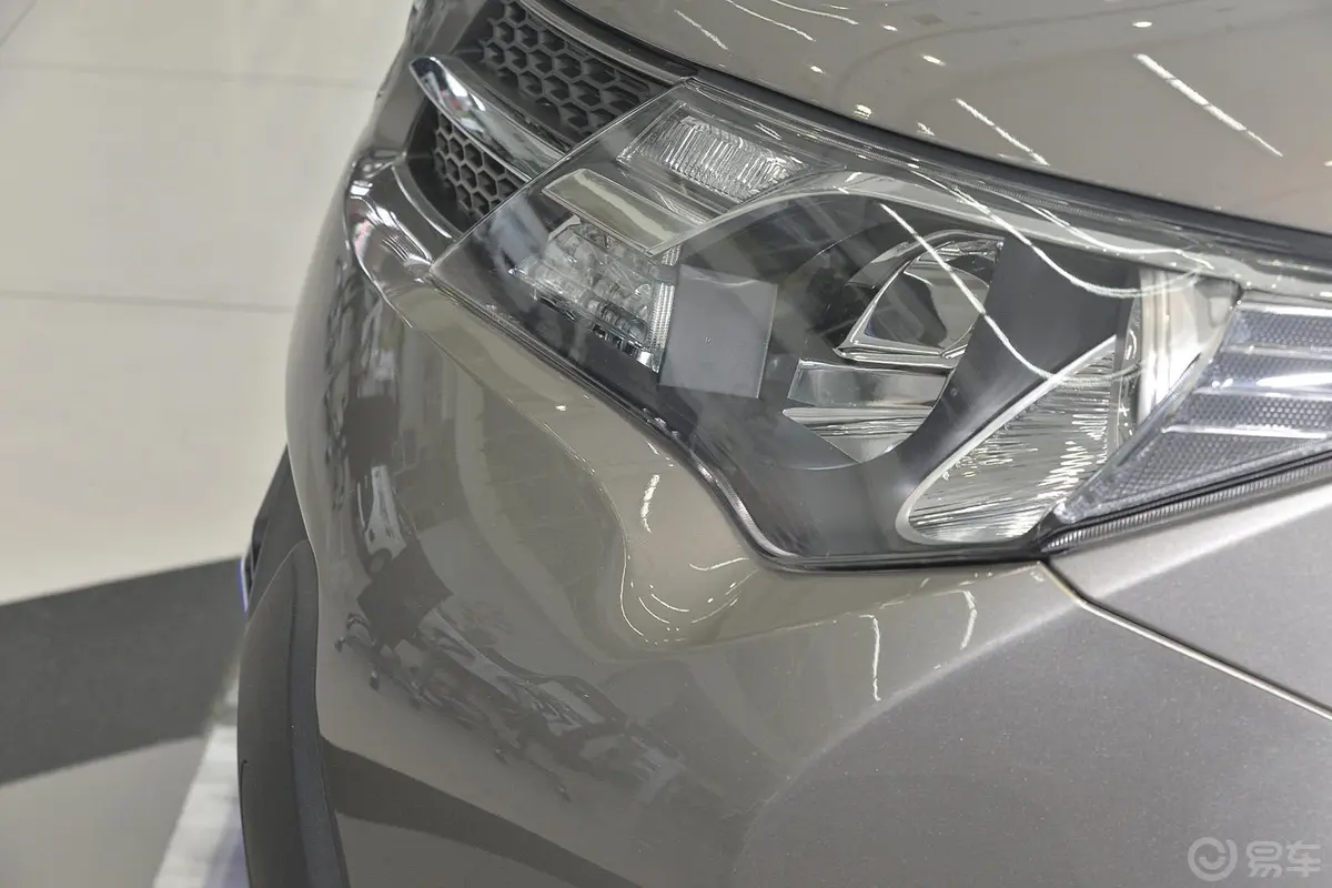 RAV4荣放2.0L CVT 两驱 风尚版外观