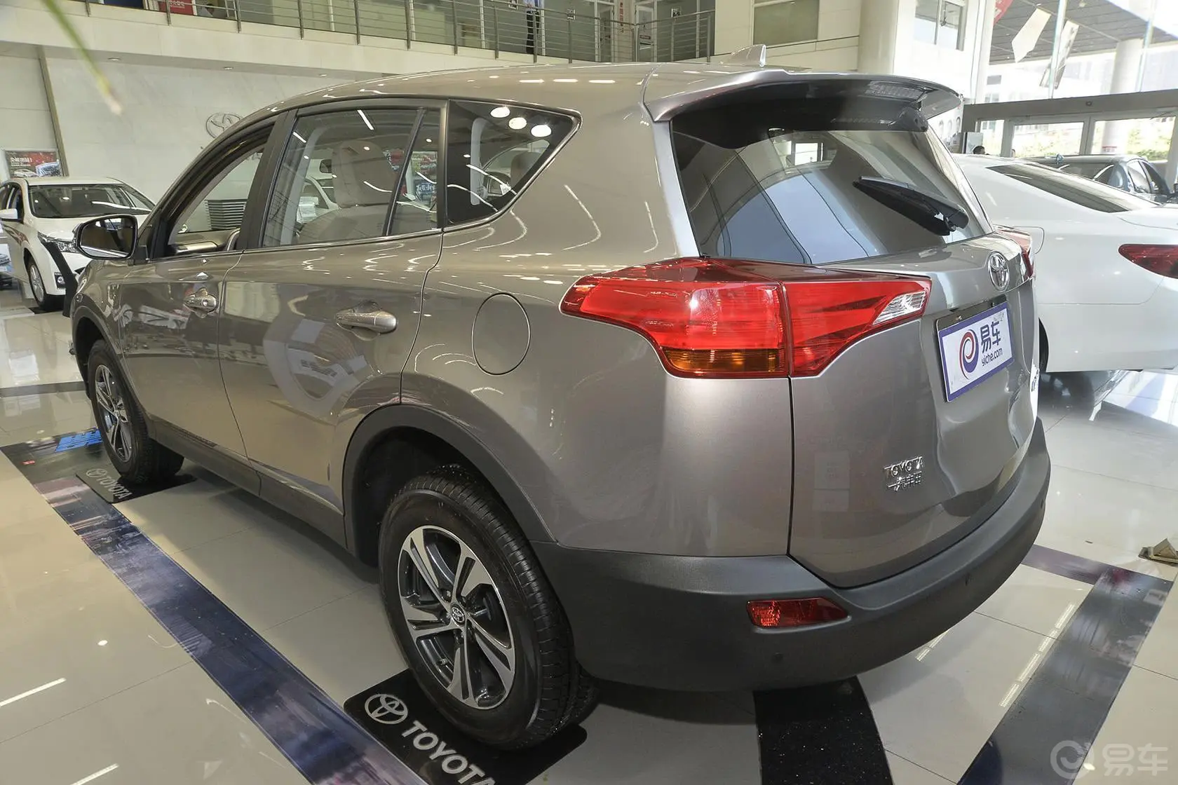 RAV4荣放2.0L CVT 两驱 风尚版侧后45度车头向左水平