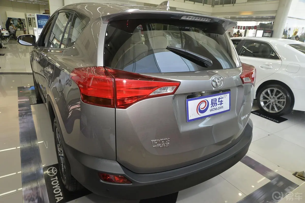 RAV4荣放2.0L CVT 两驱 风尚版外观