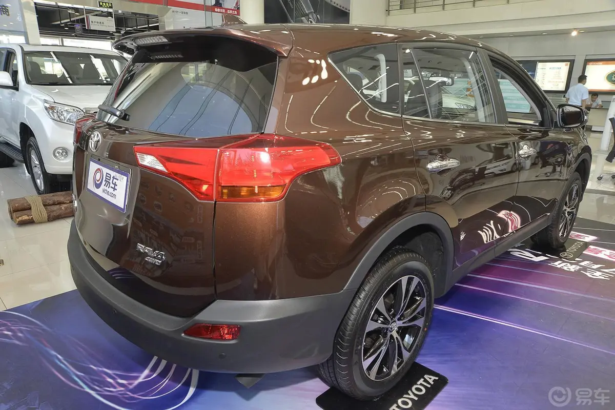 RAV4荣放2.5L 手自一体 精英版侧后45度车头向右水平