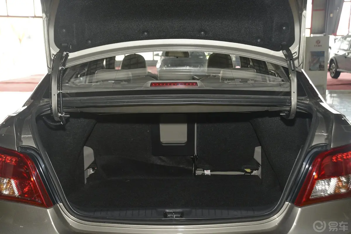 景逸S502.0L 手动 尊享型行李箱空间