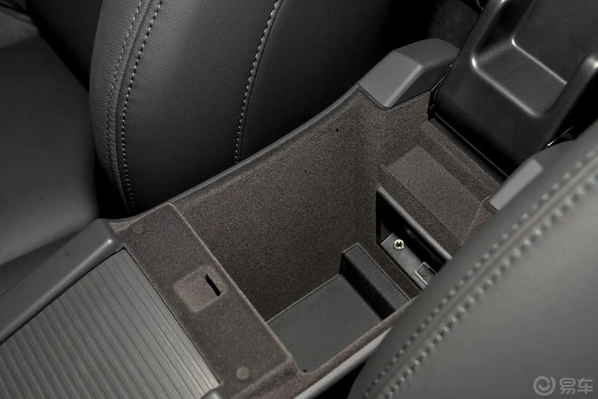 沃尔沃XC60T5 AWD 智进版前排中央扶手箱空间