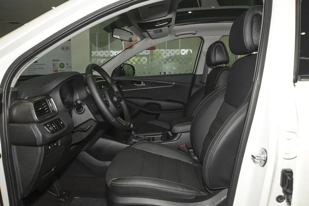 索兰托索兰托L 2.4GDI 汽油 4WD 定制版 七座 国IV前排空间