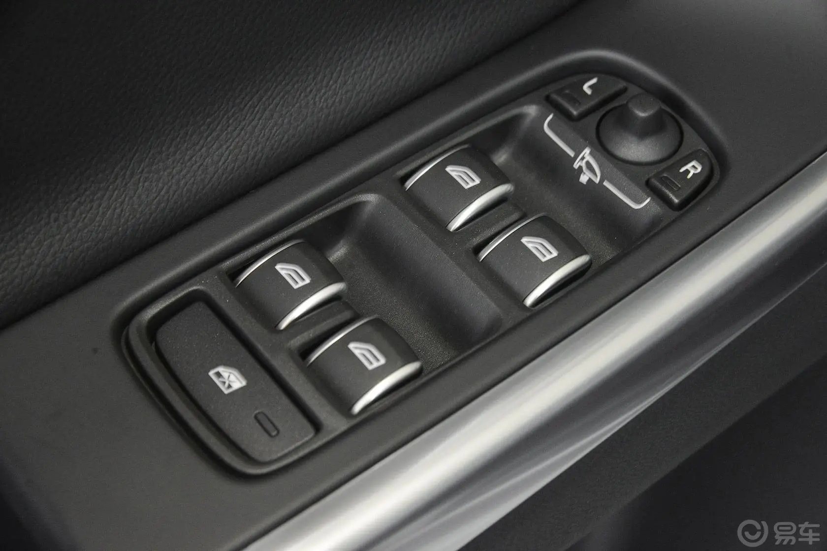 沃尔沃XC60T5 AWD 智进版车窗升降键