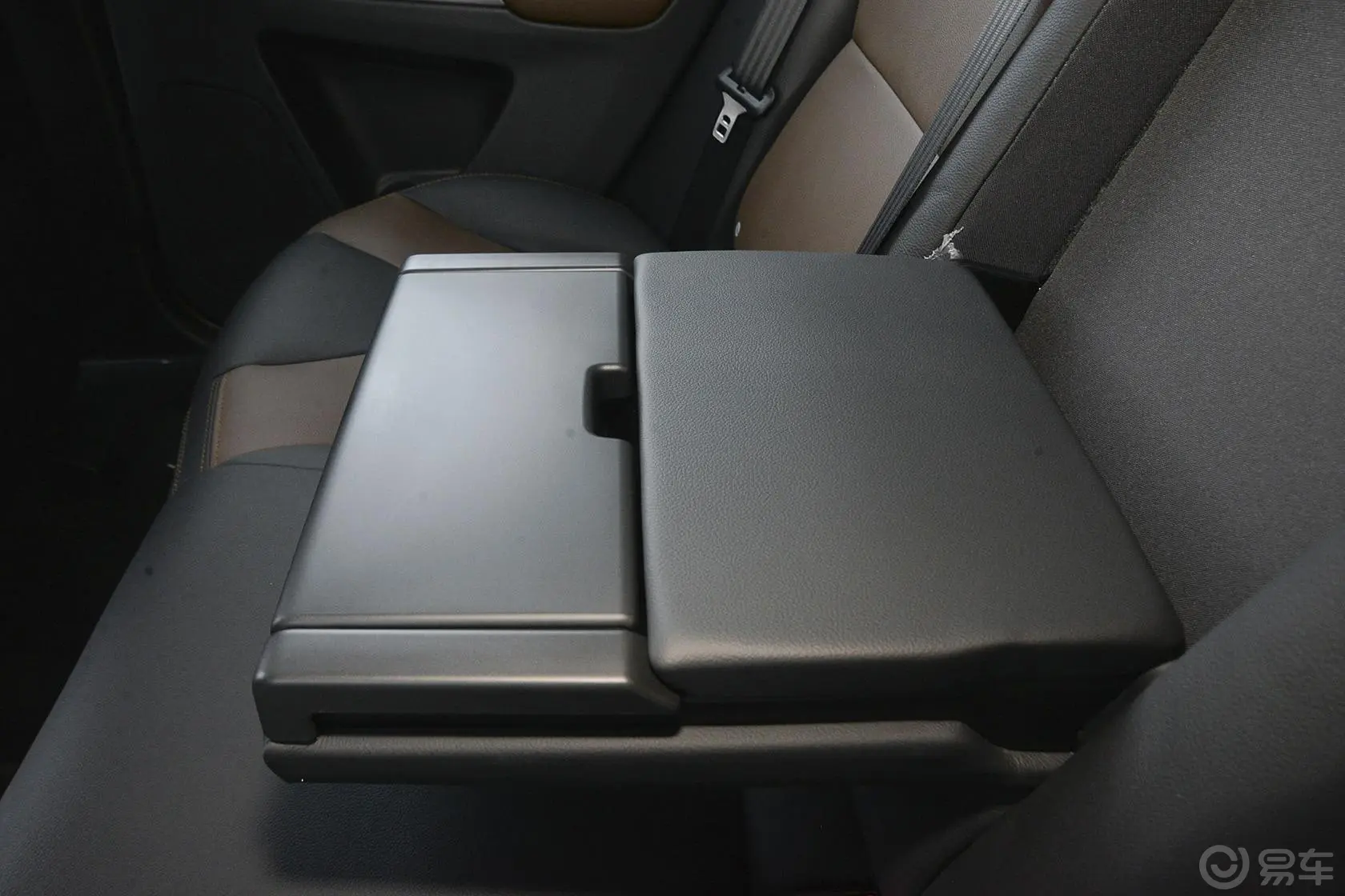 沃尔沃XC60T5 AWD 智驭版后排扶手