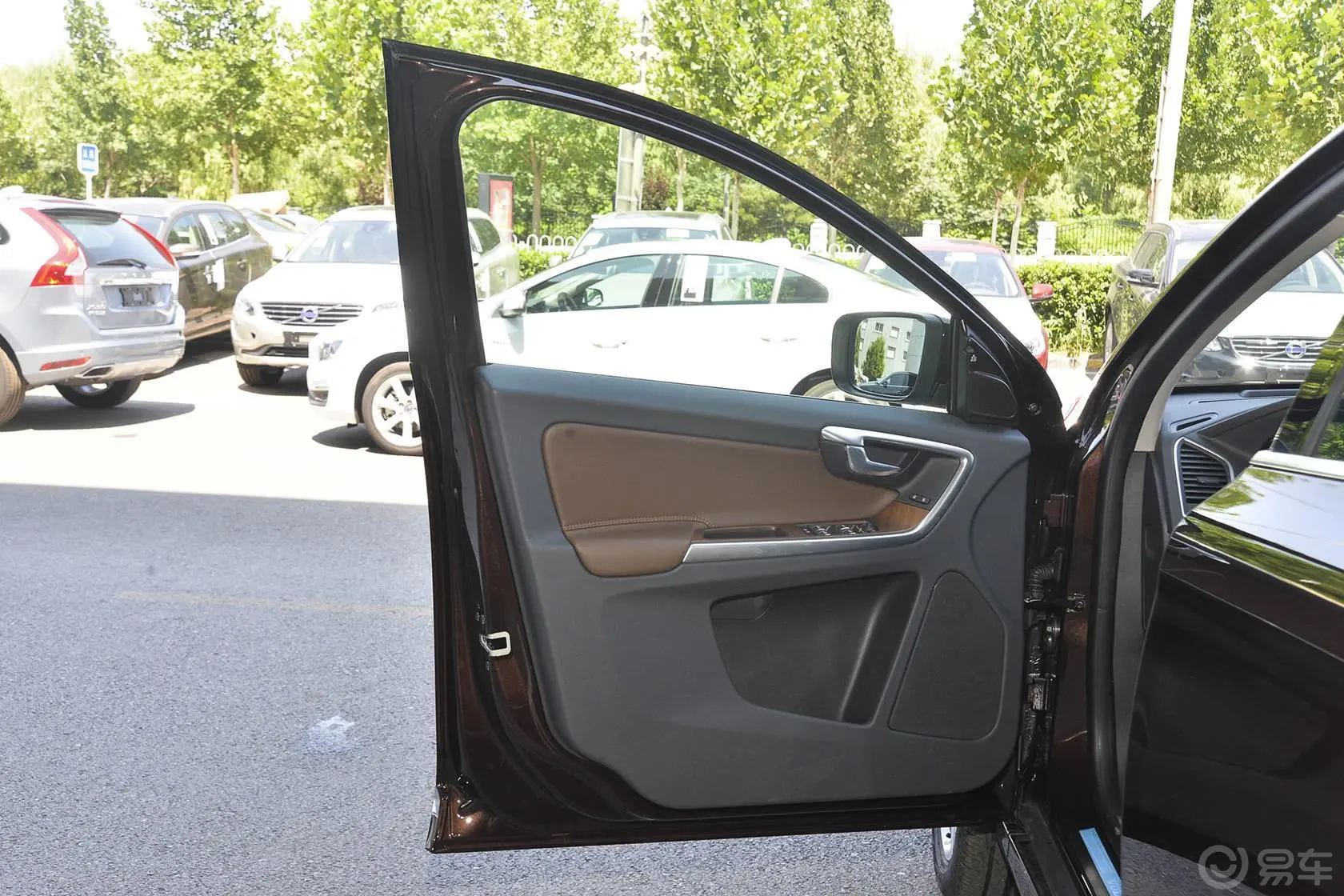 沃尔沃XC60T5 AWD 智越版驾驶员侧车门内门板