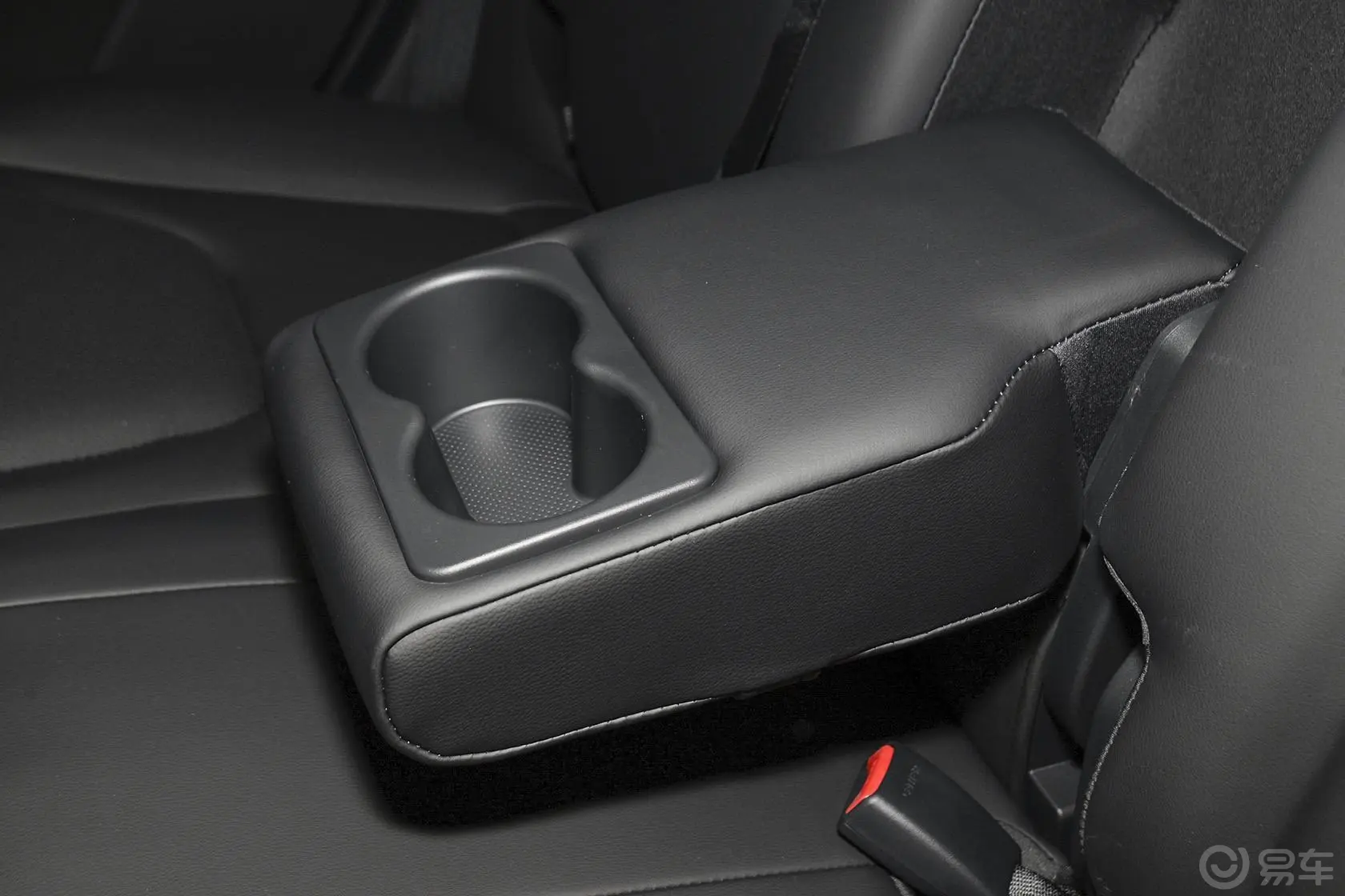 优6 SUV1.8T 自动 时尚升级型后排扶手