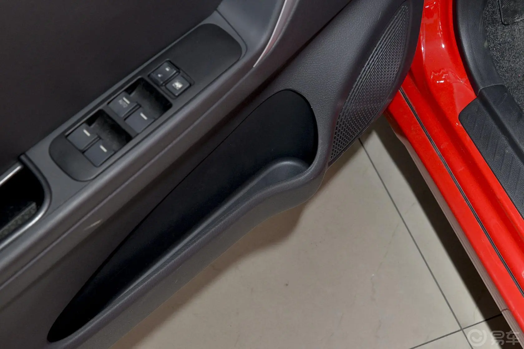 利亚纳A6两厢 1.4L 手动 畅想版驾驶员门储物盒