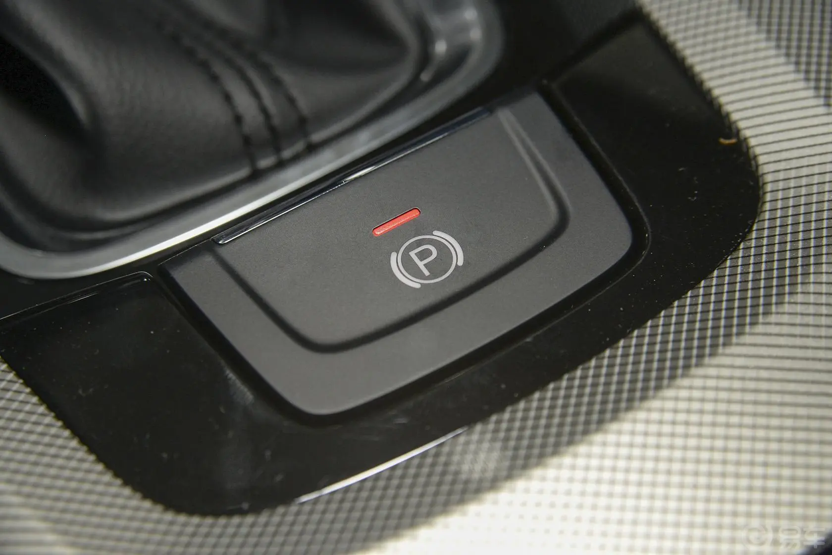 优6 SUV1.8T 自动 时尚升级型驻车制动（手刹，电子，脚刹）
