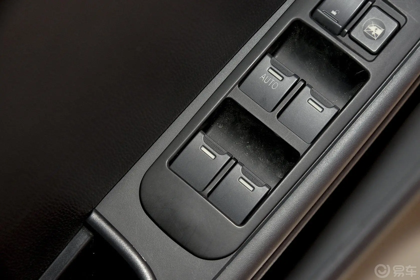 利亚纳A6两厢 1.4L 手动 畅想版车窗升降键