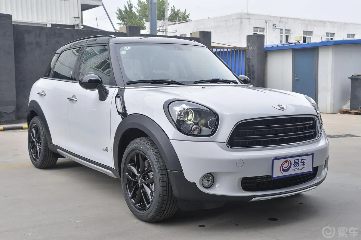 MINI COUNTRYMAN1.6T COOPER All 4 Fun 装备控侧前45度车头向右水平