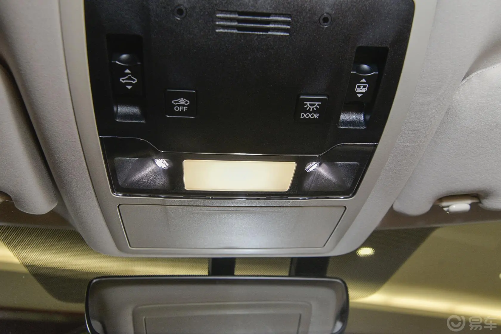 雷克萨斯RX300 四驱 典雅版 国V前排车顶中央控制区
