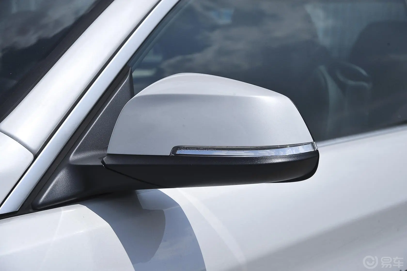 宝马4系敞篷轿跑车 428i xDrive 设计套装型后视镜转向灯（前）