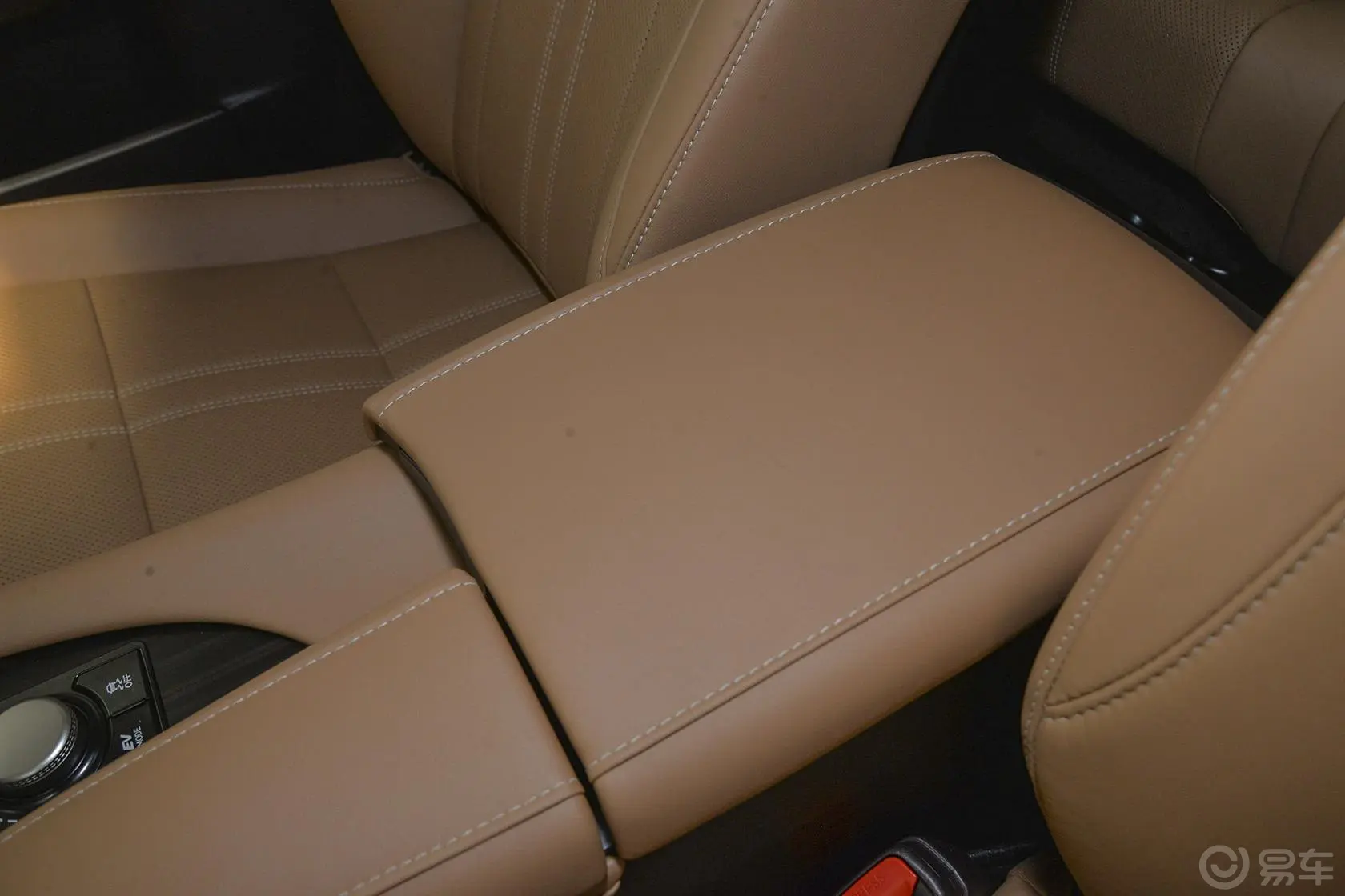 雷克萨斯RX450h 四驱 豪华版 国V前排中央扶手箱