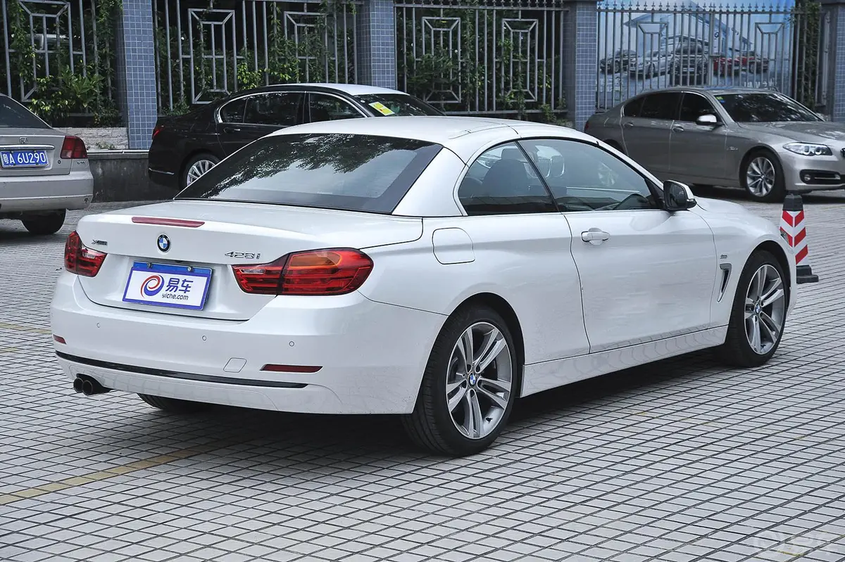 宝马4系敞篷轿跑车 428i xDrive 设计套装型侧后45度车头向右水平