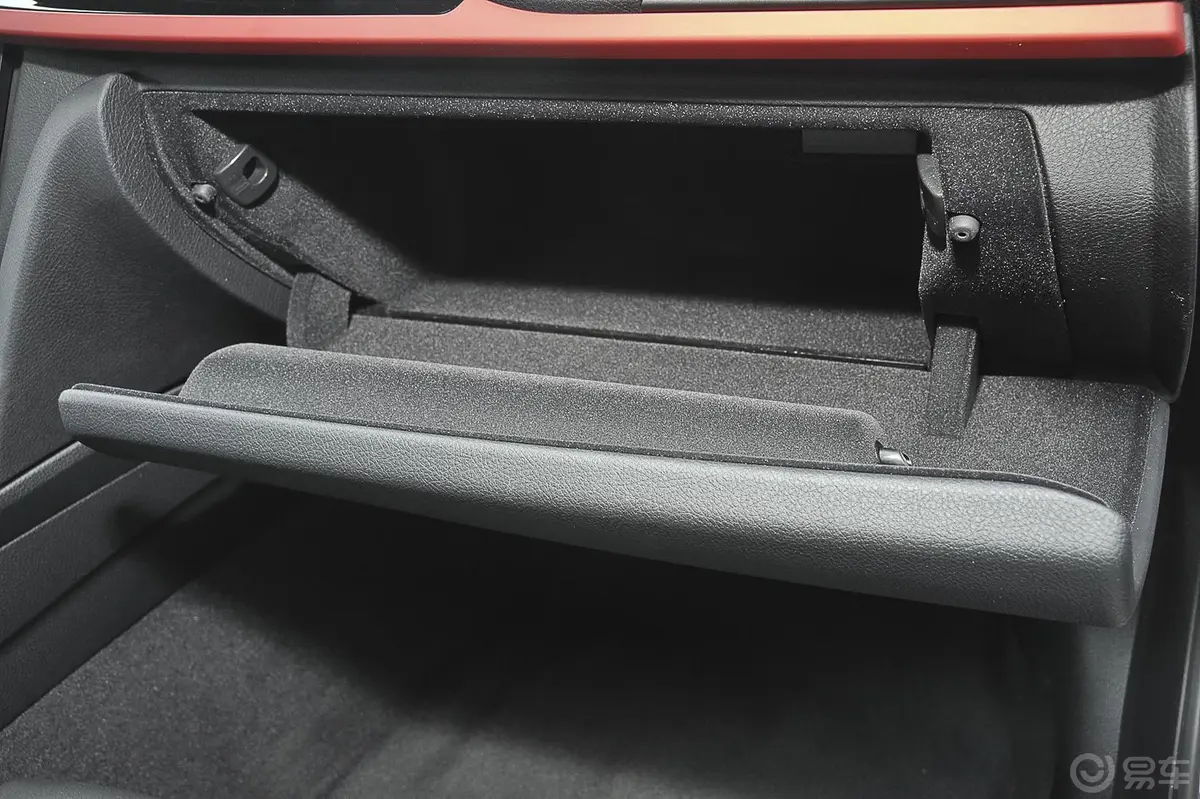 宝马4系敞篷轿跑车 428i xDrive 设计套装型手套箱