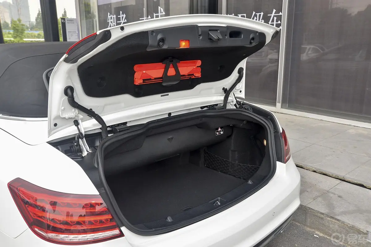 奔驰E级(进口)E260 Coupe 敞篷版行李厢开口范围