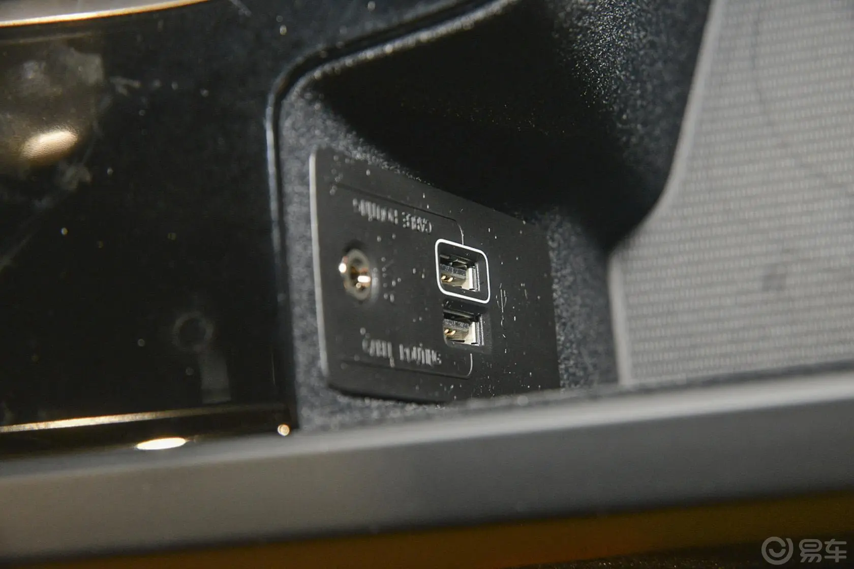 沃尔沃S90(进口)T6 AWD 智雅版USB接口