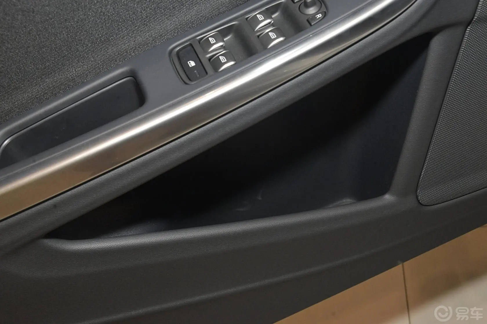 沃尔沃S60T3 智行版驾驶员门储物盒