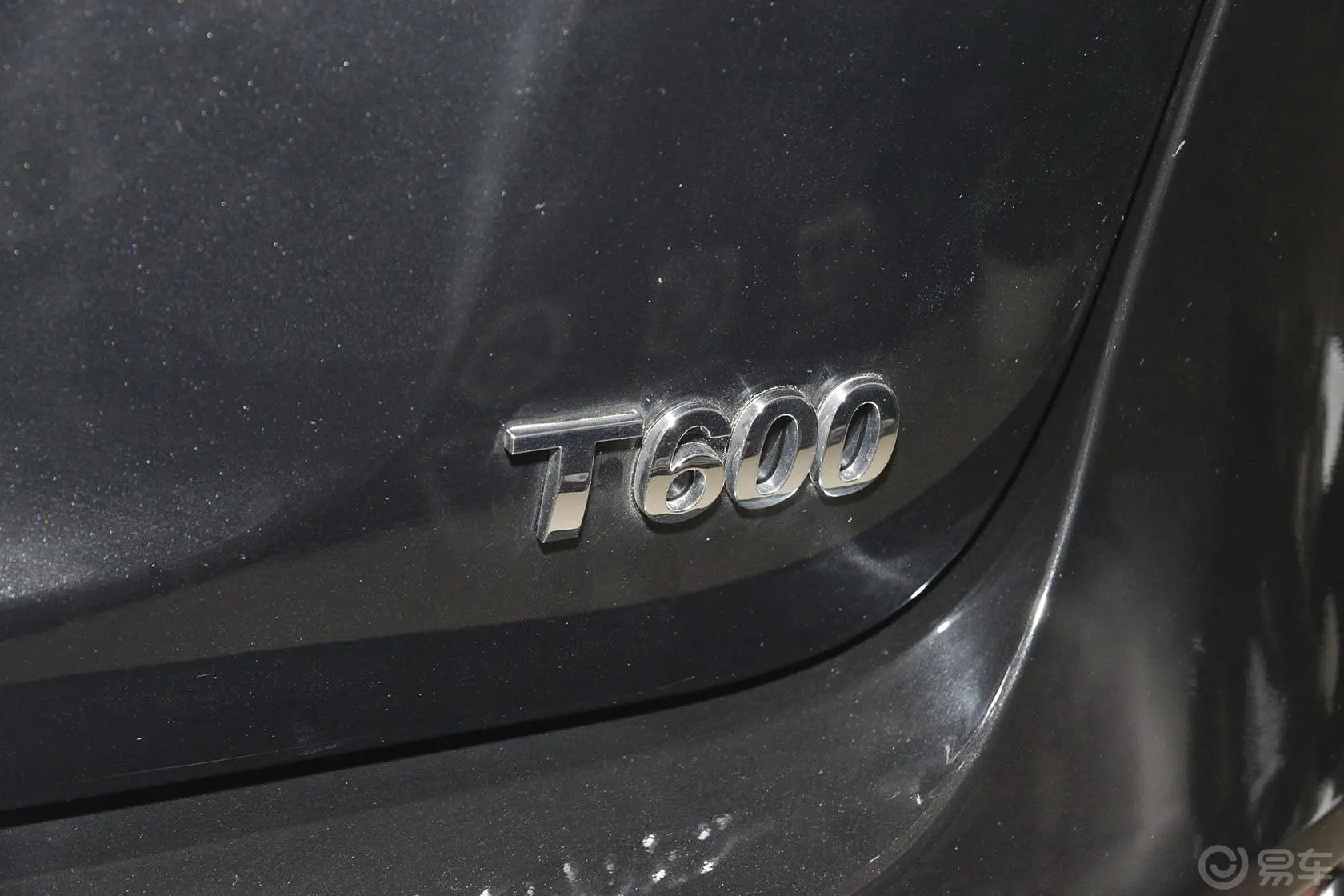 众泰T6002.0T 双离合 尊贵版尾标