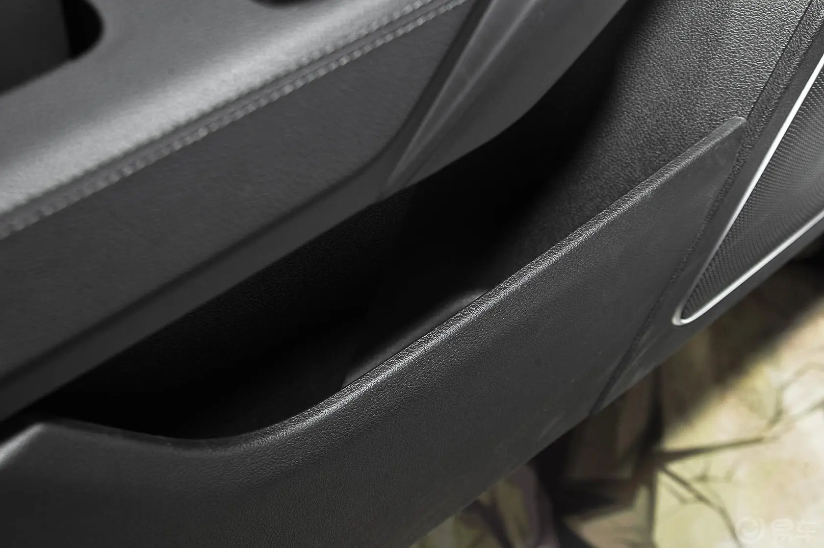 众泰T600家用版 2.0T 手动 尊贵版驾驶员门储物盒