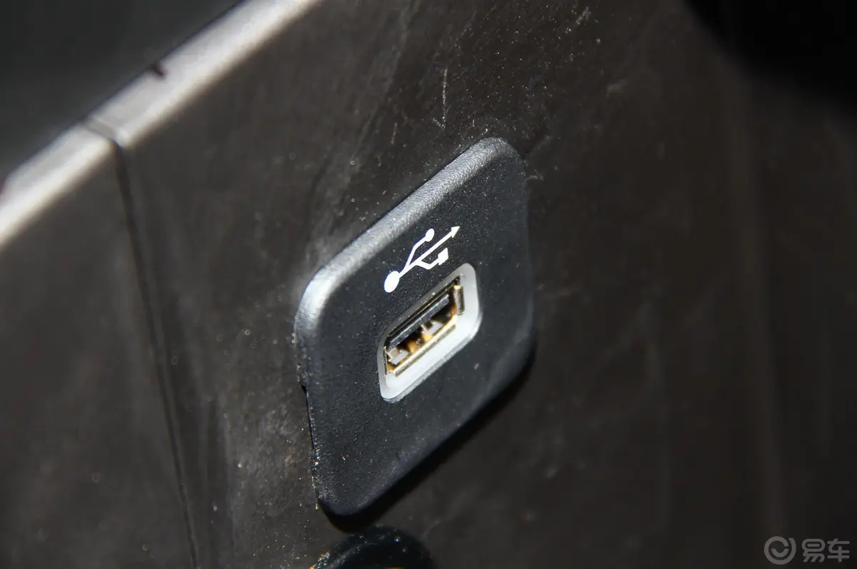 牧马人3.0L Sahara 75周年致敬版USB接口