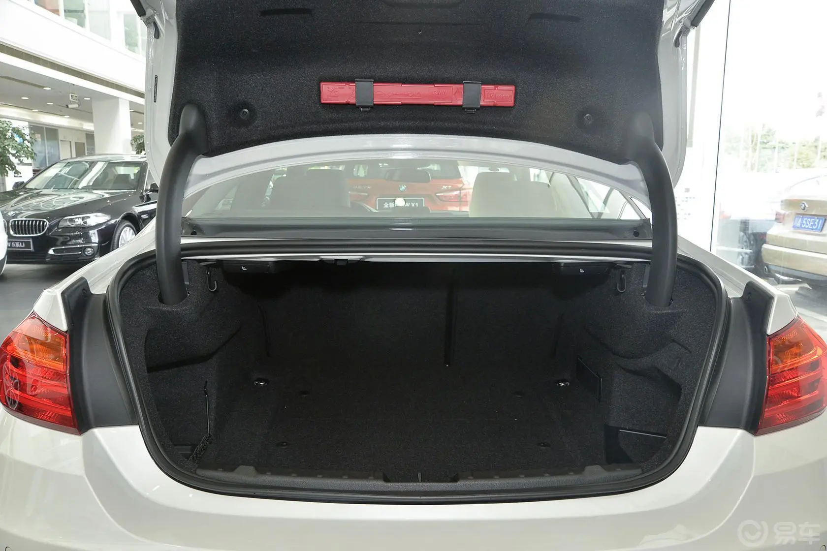 宝马4系双门轿跑车 420i 时尚型行李箱空间