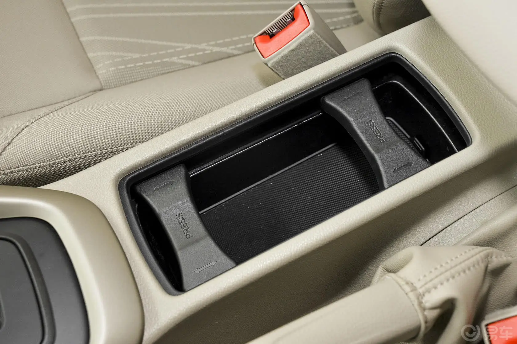 福克斯三厢 1.6L 自动舒适型前排中央扶手箱空间