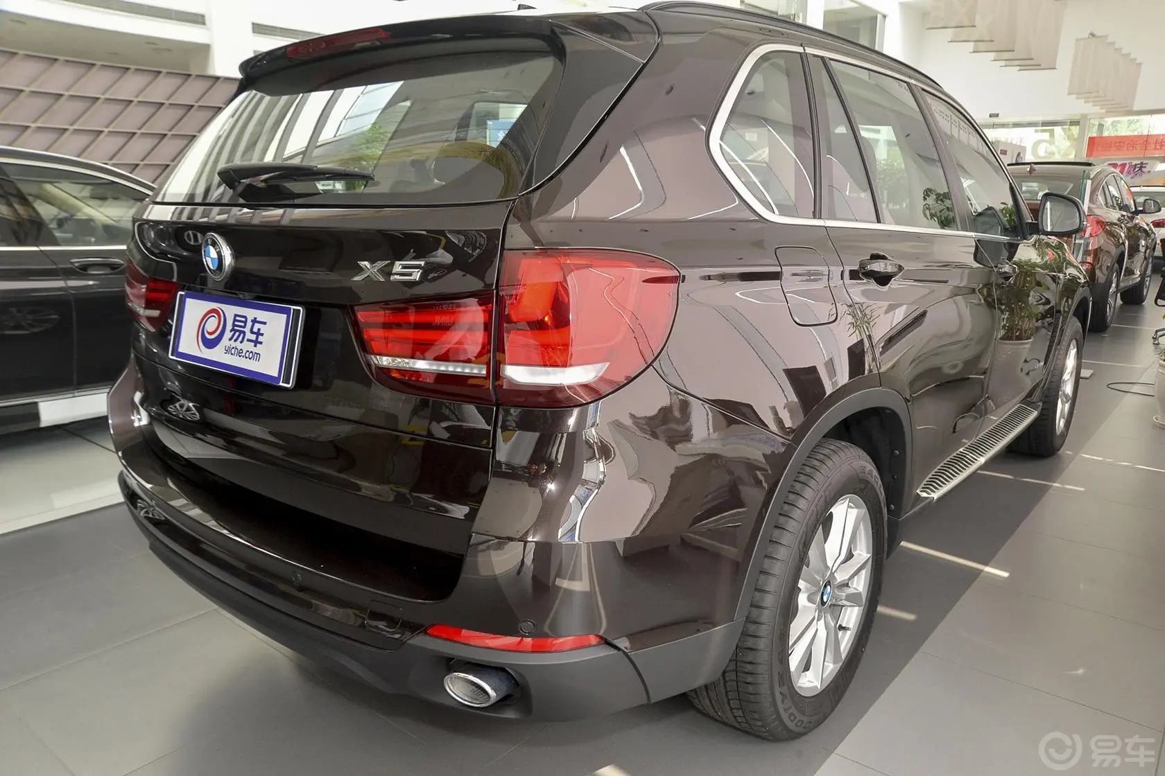 宝马X5(进口)xDrive28i侧后45度车头向右水平