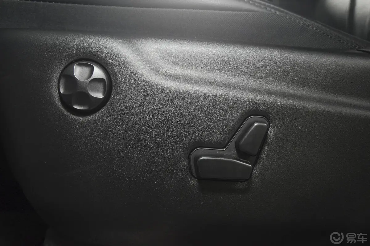 大切诺基(进口)3.0TD 柴油 舒享导航版座椅调节键