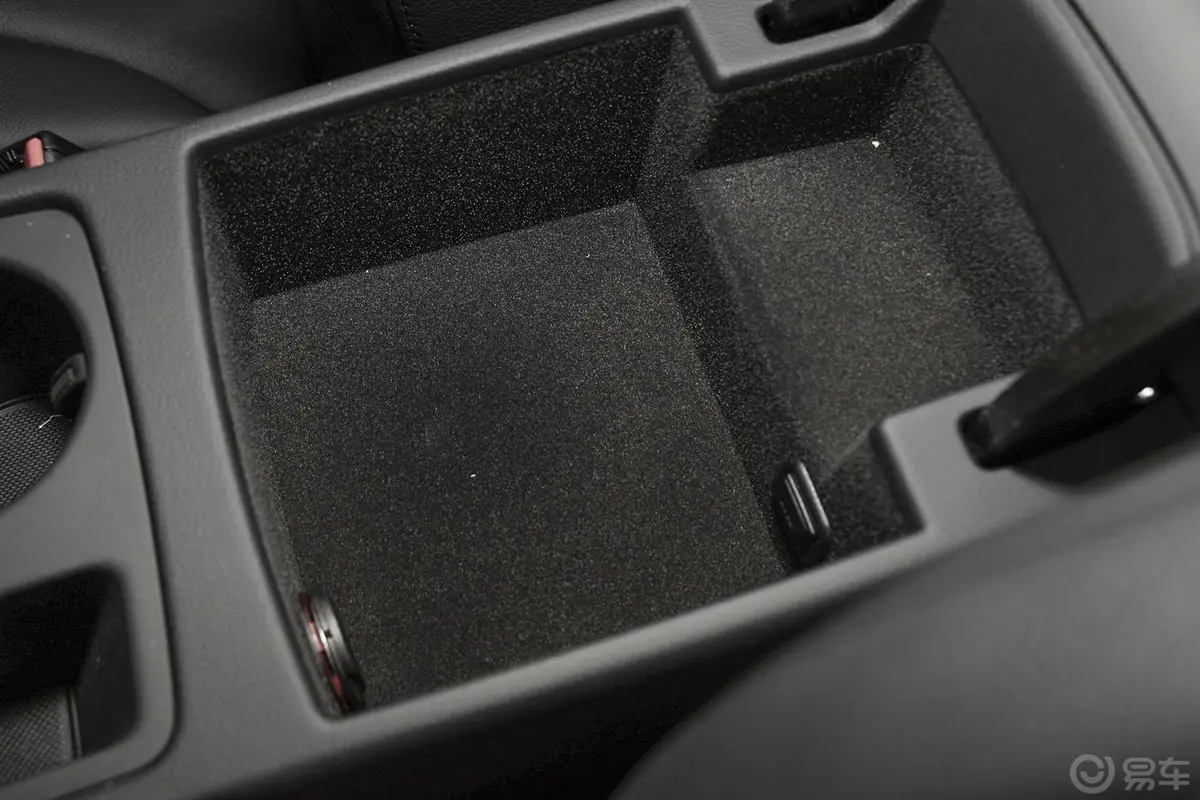 奥迪A5Coupe 45 TFSI 舒适型前排中央扶手箱空间