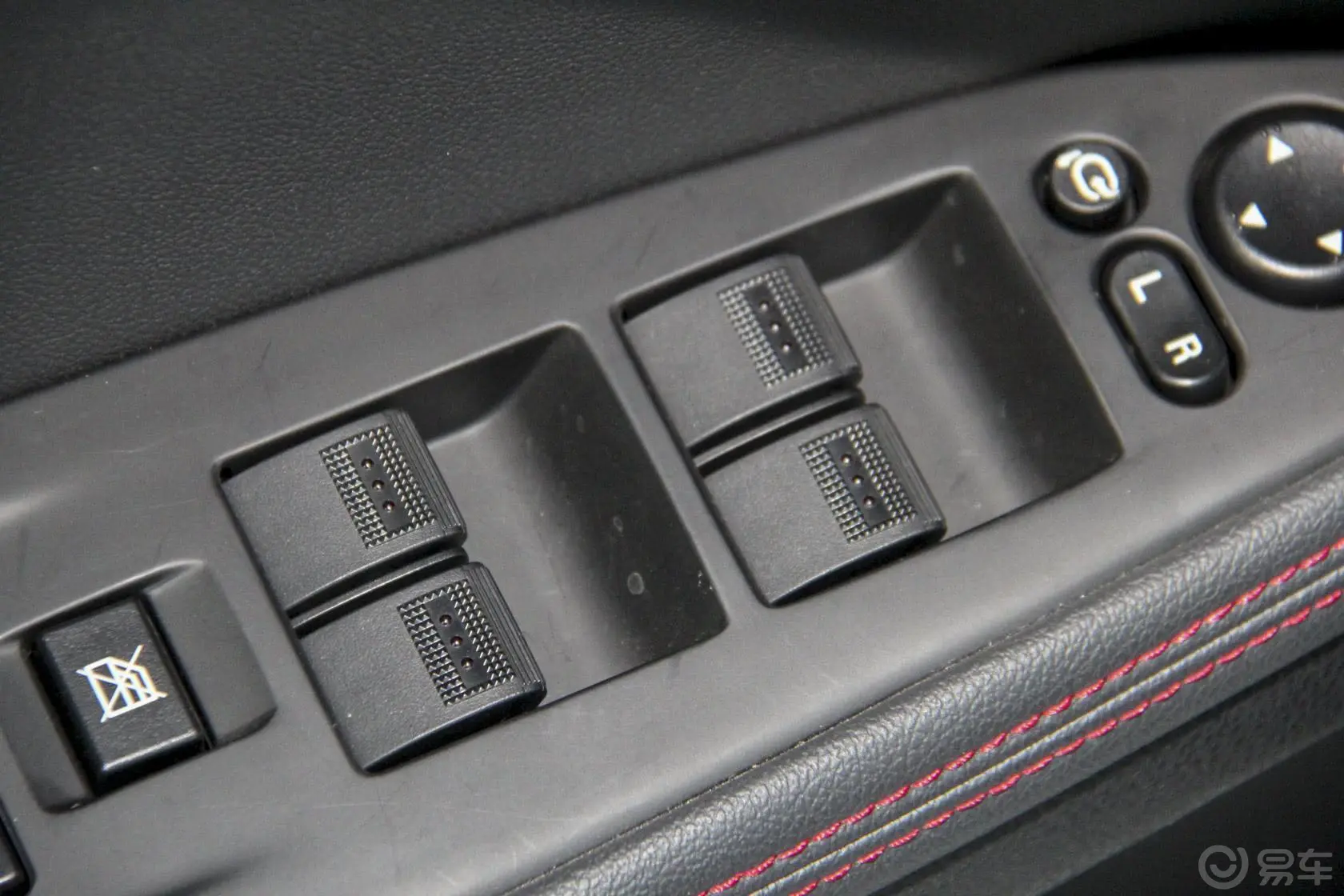 奔腾B702.0L 手自一体 十周年纪念版车窗升降键
