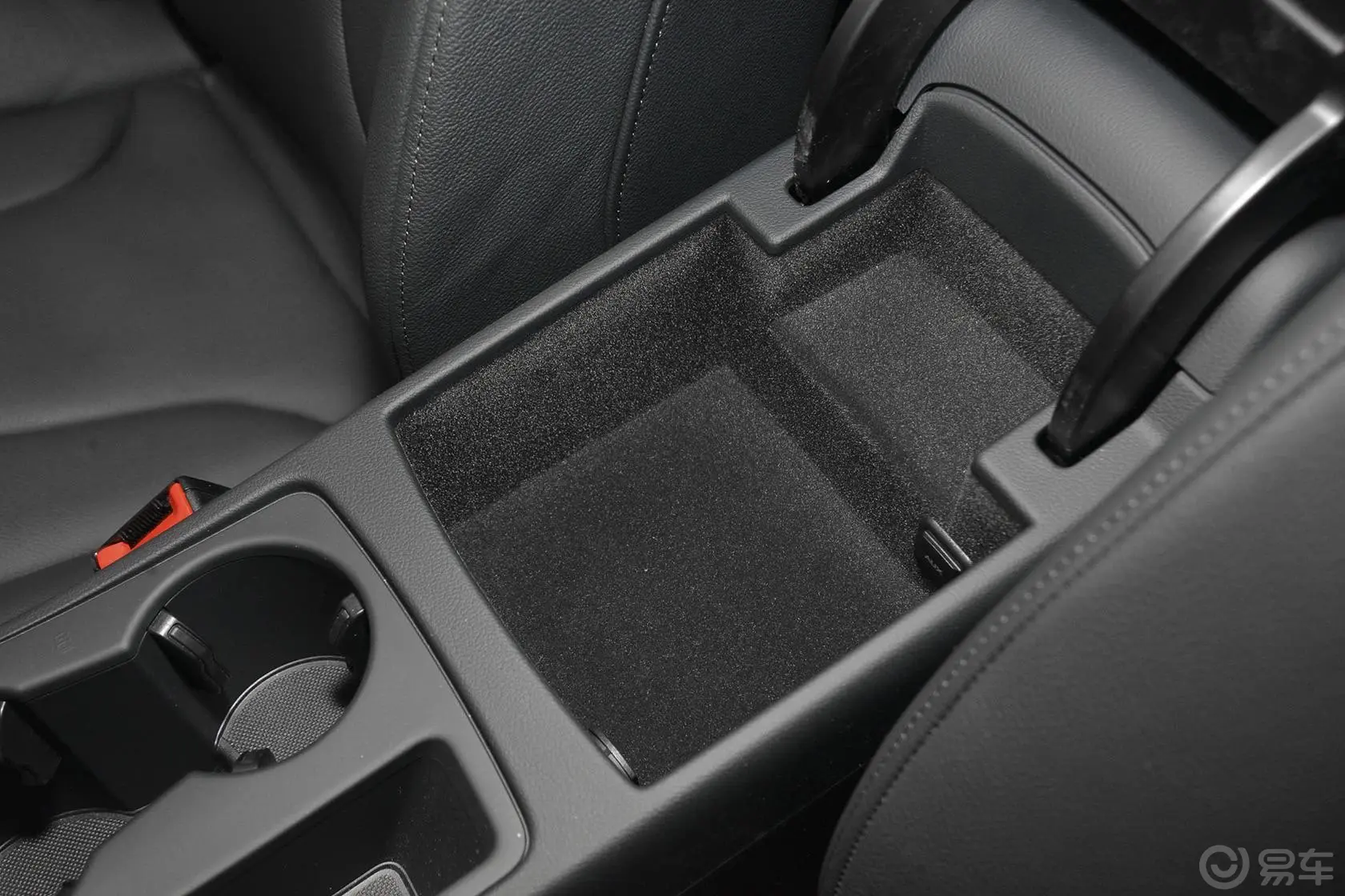 奥迪A5改款 Sportback 35 TFSI 进取版前排中央扶手箱空间