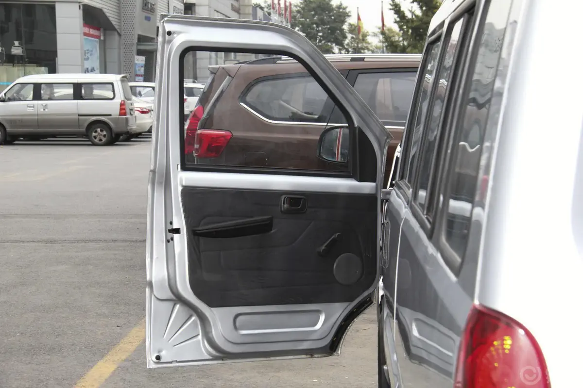 五菱荣光1.5L 加长版 基本型驾驶员侧车门内门板