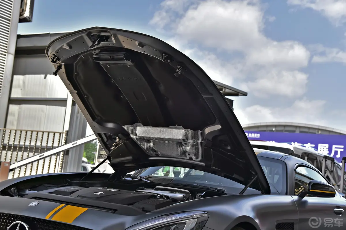 奔驰GT AMGAMG GT S 限量特别版发动机舱盖内侧