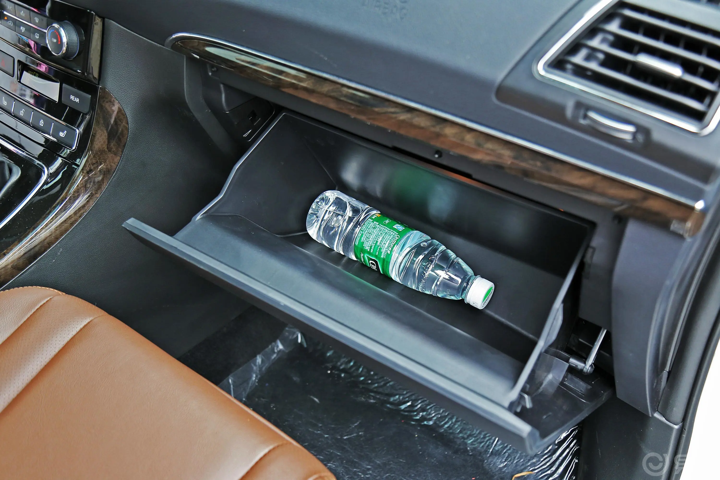 轩朗1.5T 手自一体 舒适版手套箱空间水瓶横置
